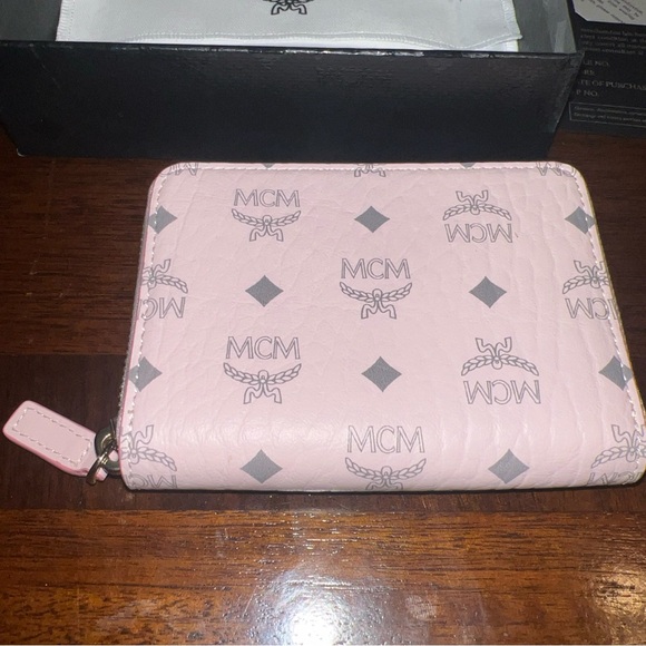 MCM Visetos Powder Pink Zip Around Wallet New - Picture 2 of 7